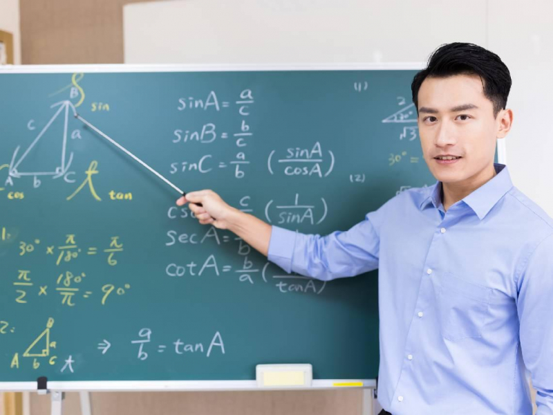 領死薪水如何財務自由？不想賣命到65歲...40歲數學老師存股千萬，「3階段」累積不為錢工作的底氣